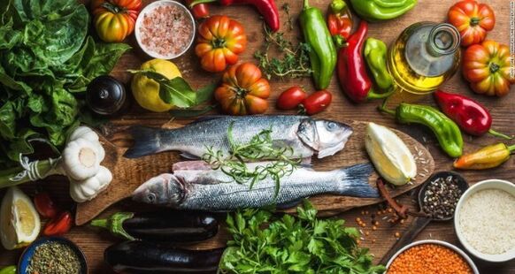 Riba i povrće glavni su proizvodi u mediteranskoj prehrani za mršavljenje. 