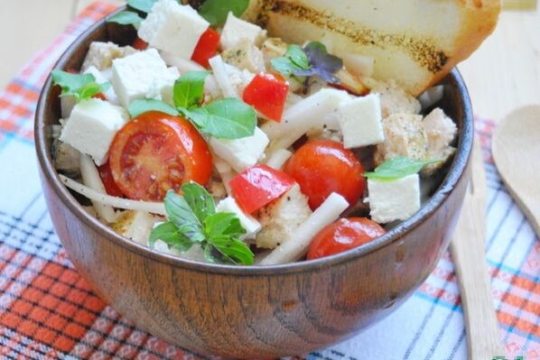 Salata od žitarica s basmati rižom za one koji žele smršaviti na mediteranskoj dijeti